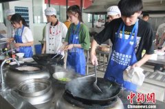 郑州“技能比武”校园大赛开赛 2000余名学生练匠心