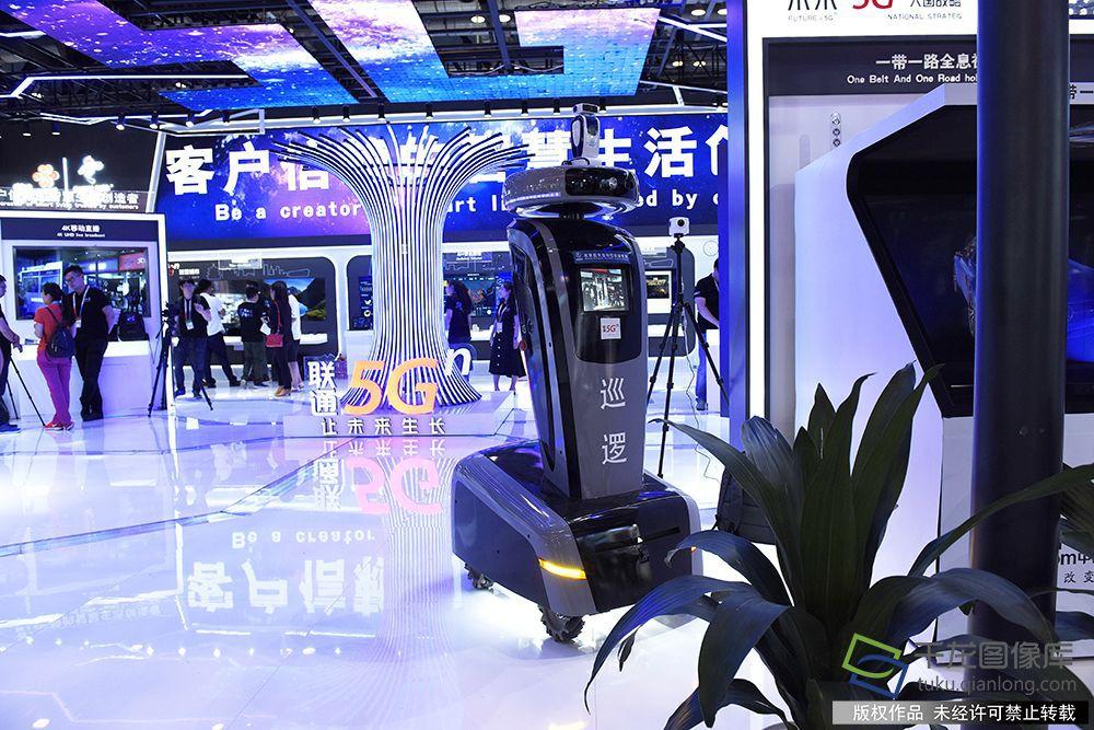 北京联通“5G 未来”展厅展出的智能安防机器人。千龙网记者 刘雯摄