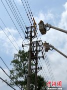 青海配电网首次开展不停电带负荷更换柱上开关作业