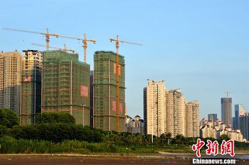 资料图：正在建设中的房地产楼盘。/p中新社记者 张斌 摄