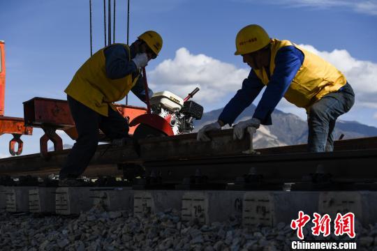 图为工人们在切割钢轨。　何蓬磊 摄