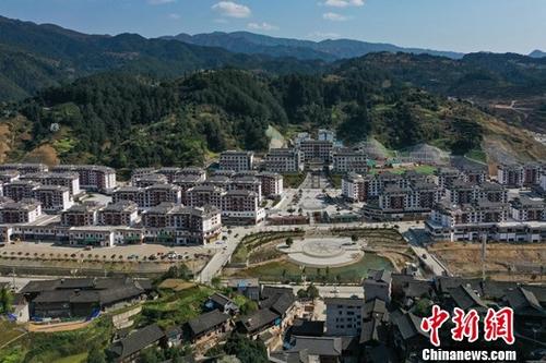 3月29日，航拍贵州省雷山县羊排扶贫生态移民小镇。/p中新社记者 贺俊怡 摄