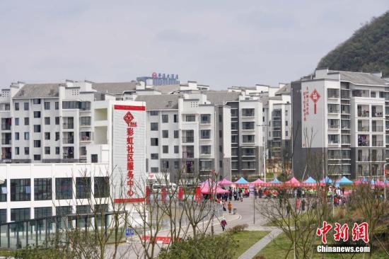 位于贵州省安顺市西秀区的易地扶贫搬迁安置点彩虹小区。/p中新社记者 贺俊怡 摄