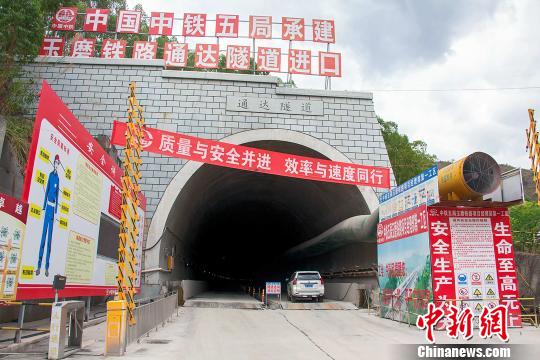 图为中老铁路国内段玉磨铁路通达隧道进口。　陈畅 摄