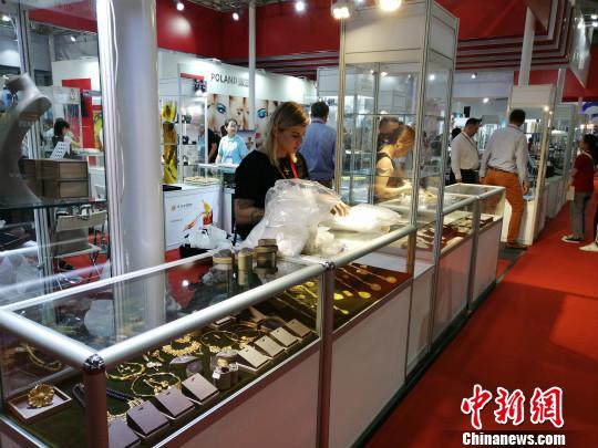 图为中国-中东欧国家博览会暨国际消费品博览会展馆一角。　王迎 摄