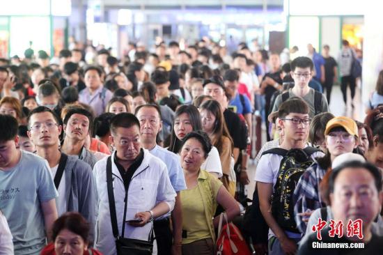 6月9日，当日正值端午小长假最后一天，旅客陆续开始返程，加之一些考生在高考后选择外出旅行，铁路运输需求十分旺盛。山西省太原市火车站迎来旅客出行高峰。中国铁路总公司披露，9日全国铁路将迎来返程客流高峰，预计发送旅客1370万人次，加开旅客列车889列。铁路部门加强运输组织，增加运力投放。张云 摄