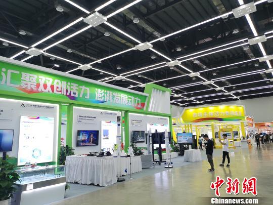 “双创”活动周主题展示区。　张煜欢 摄