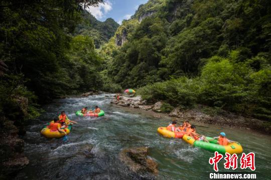 图为施秉杉木河漂流。 施秉旅产中心供图