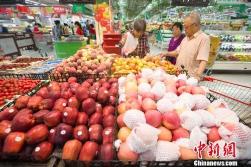  资料图：民众在超市选购水果。　张云　摄 