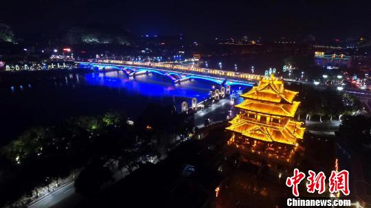 资料图：俯拍桂林城区夜景 俞靖 摄