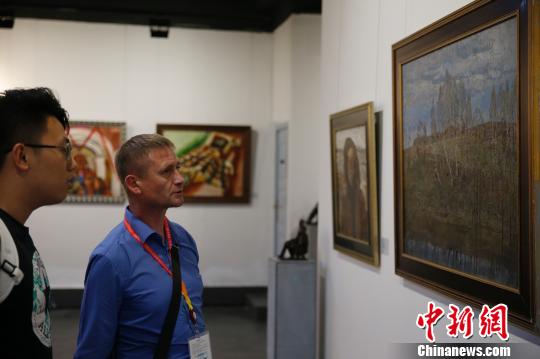 中外嘉宾欣赏俄罗斯油画展 吕品 摄