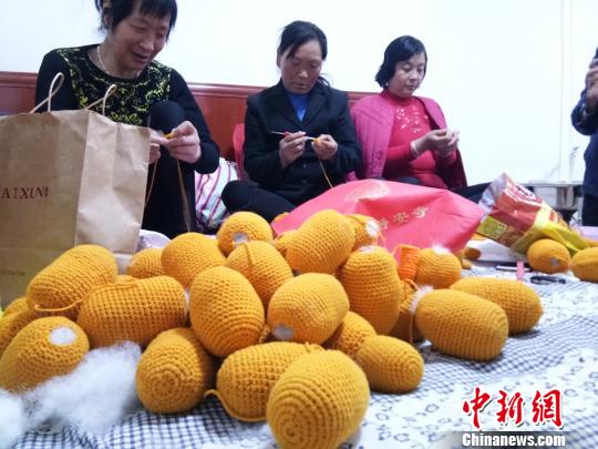 甘肃农村妇女在一起学习编织技艺。(资料图) 钟欣 摄