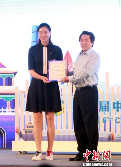 图为天津市文化和旅游局副局长尹大勇为魏秋月颁发证书。　张道正 摄