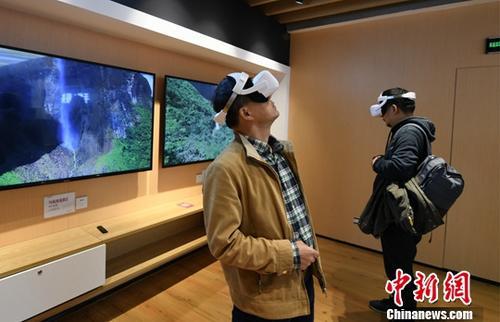 资料图：两位市民在通过VR眼镜观看5G高清视频。/p中新社记者 王刚 摄