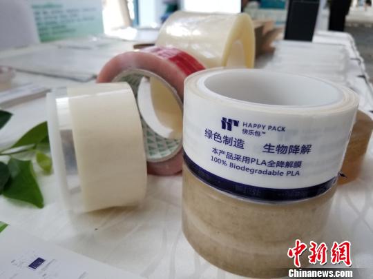 论坛现场展示的可降解工业产品。　王晓斌 摄