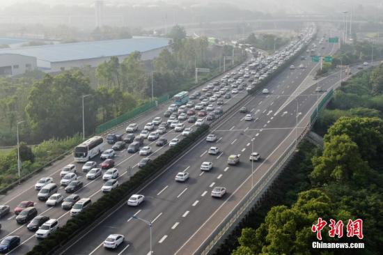 资料图：航拍一高速公路。/p中新社记者 泱波 摄