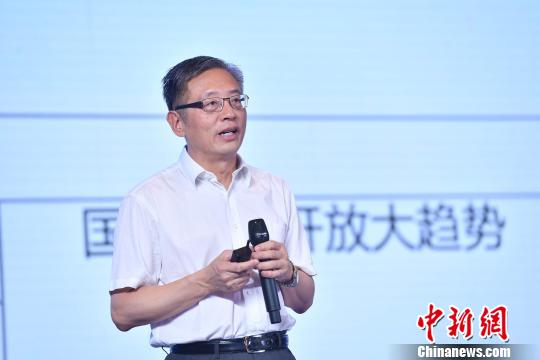 图为中国投资有限责任公司前副董事长、总经理屠光绍。　王子谦 摄