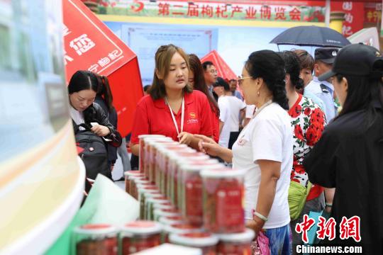 展会现场，嘉宾参观了解中宁枸杞。　李佩珊 摄