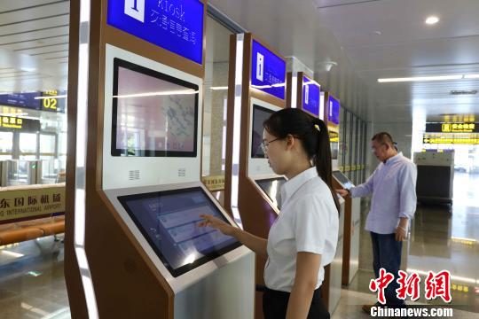 在银川国际航空港综合交通枢纽内，乘客通过智能设备便可查询航站楼、交通等情况，并完成现场值机。　李佩珊 摄