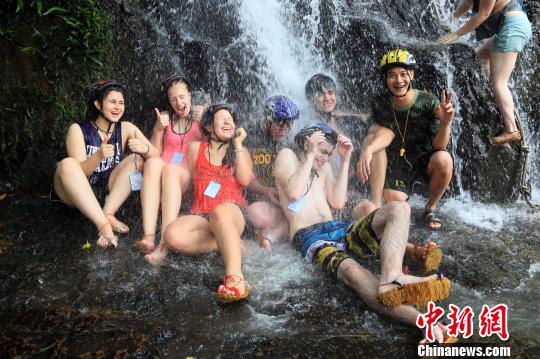 在呀诺达雨林文化旅游区，中外游客在嬉水玩乐。供图