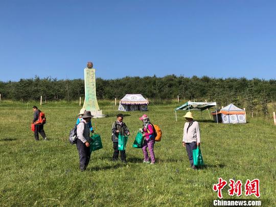 图为甘肃民众自发在草原上捡垃圾倡环保。(资料图) 徐雪 摄