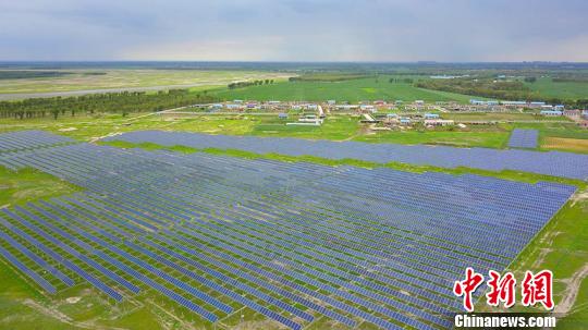 位于中国科尔沁草原与松辽平原接合处的吉林白城风能、光能资源丰富。　潘晟煜 摄