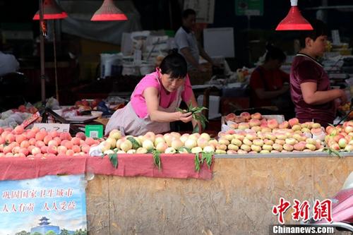 资料图：菜市场商家。/p中新社记者 张远 摄