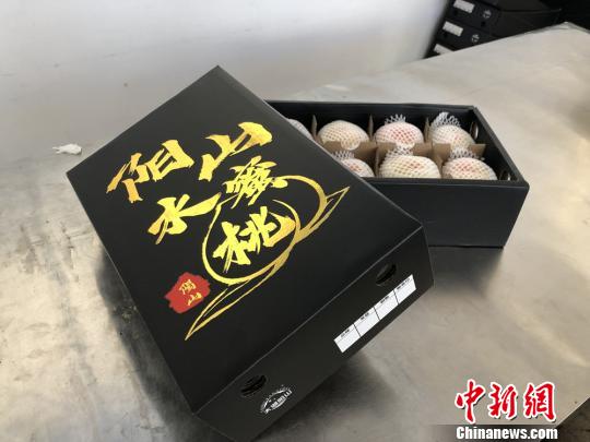 几经更改，水蜜桃公司终于敲定使用现在的包装。　孙权 摄