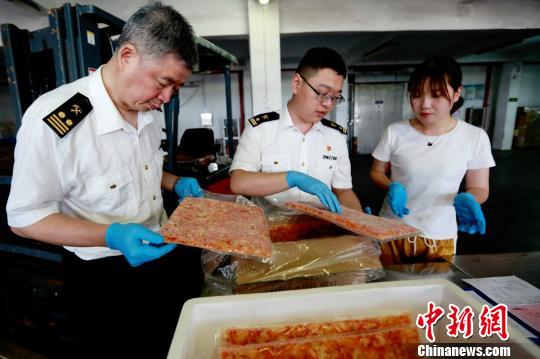 海关人员检查出口冷冻小龙虾仁。　王轶星 摄