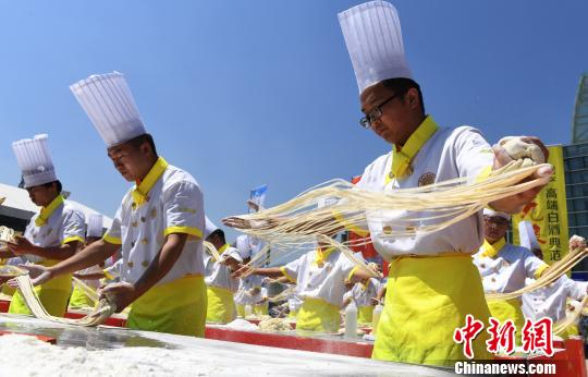 图为第25届“兰洽会”陇上美食博览会现场拉面表演。　杨艳敏 摄