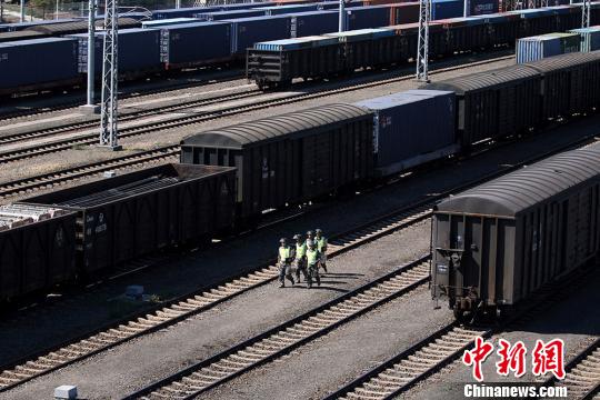 图为新疆兵团第五师九十团驻阿拉山口铁路护路民兵在巡逻。　白雪　摄