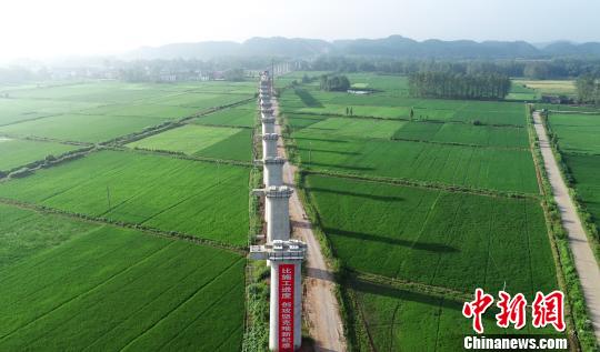 资料图：航拍蒙华铁路江西宜丰县石市段。 鲍赣生 摄