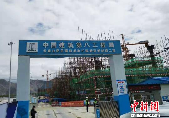 图为在建的拉萨贡嘎机场航站区改扩建工程新建航站楼工程项目。　张伟 摄