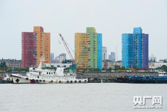 “钢铁之城”上海宝山转型记：昔日“黑重”的沿江 变得“诗情画意”