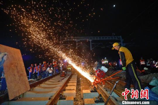 图为昌赣高铁引入南昌铁路枢纽下行线I级封锁施工现场。　丁波 摄